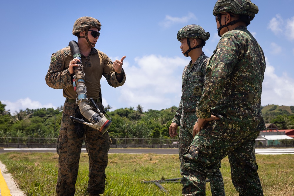 U.S., Philippine Marines conduct FARP operations