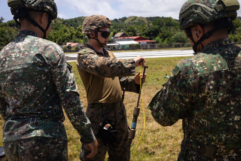 U.S., Philippine Marines conduct FARP operations