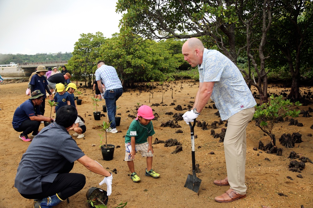 Camp Hansen Marines celebrate Earth Day planting mangrove trees with local children / ハンセン基地海兵隊、アースデイを祝い地元の子どもたちとマングローブを植樹