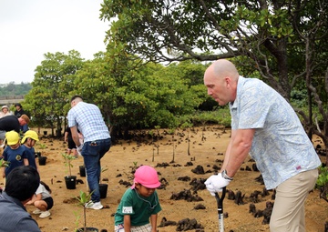 Camp Hansen Marines celebrate Earth Day planting mangrove trees with local children / ハンセン基地海兵隊、アースデイを祝い地元の子どもたちとマングローブを植樹