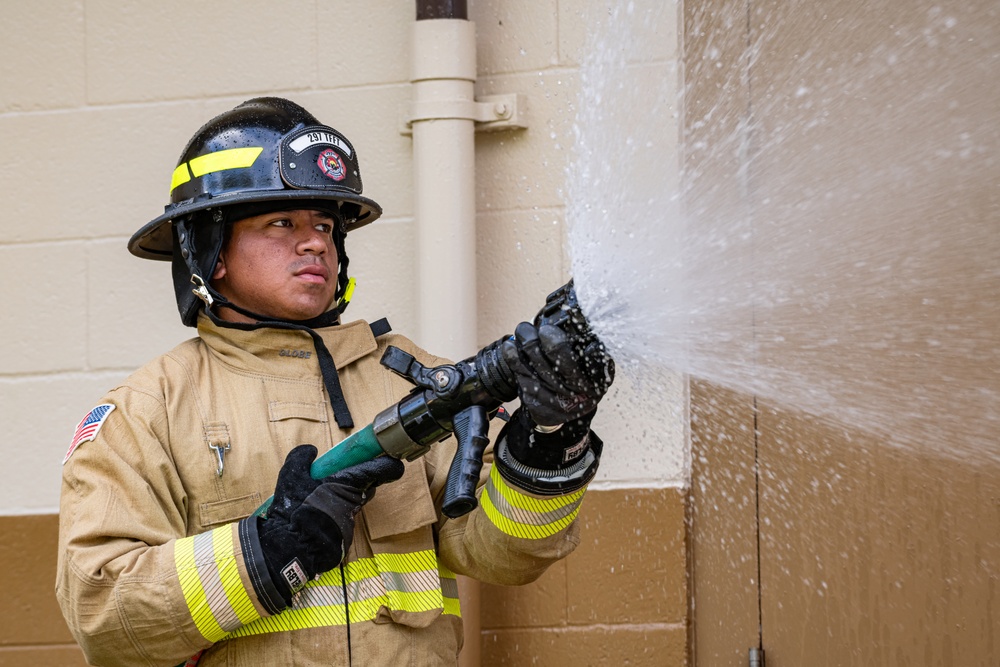 Hawaii’s 297th Engineer Detachment Firefighting Team Conduct Mission Essential Training with Joint Base Lewis-McChord Observer Coach Trainer