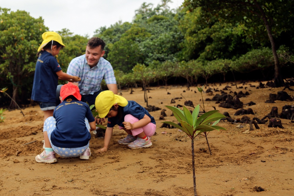 Camp Hansen Marines celebrate Earth Day planting mangrove trees with local children / ハンセン基地海兵隊、アースデイを祝い地元の子どもたちとマングローブを植樹