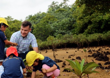 Camp Hansen Marines celebrate Earth Day planting mangrove trees with local children / ハンセン基地海兵隊、アースデイを祝い地元の子どもたちとマングローブを植樹