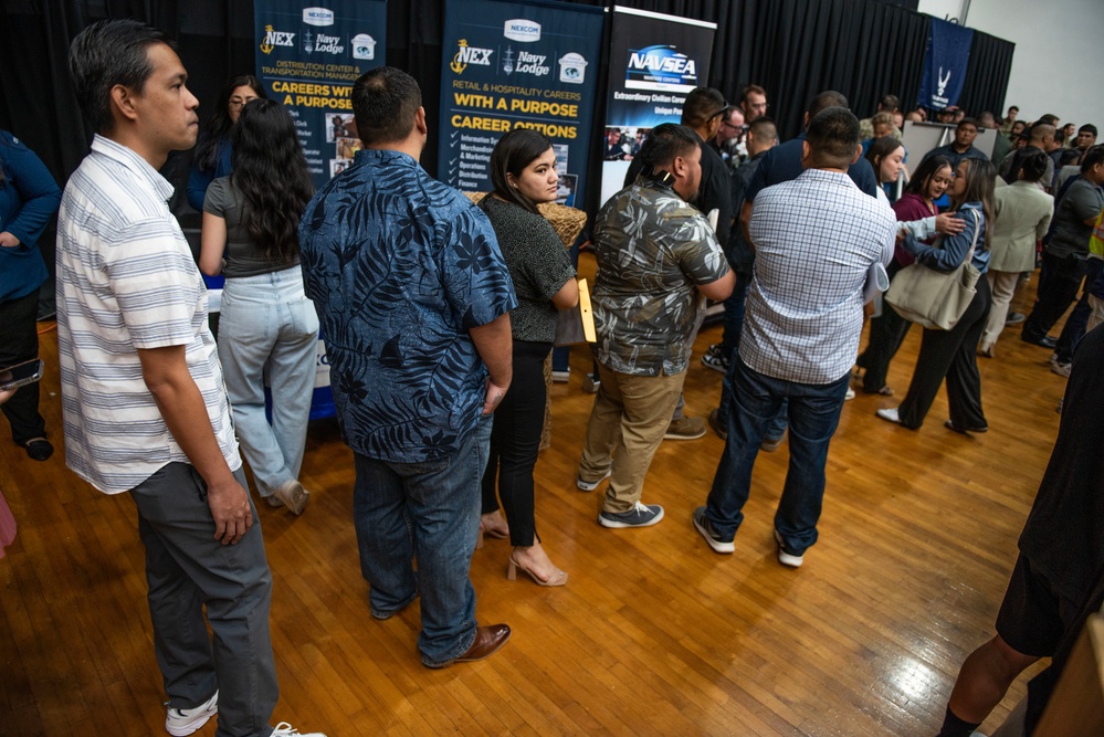 Job Fair Attracts Hundreds of Residents; Military Commands Participate