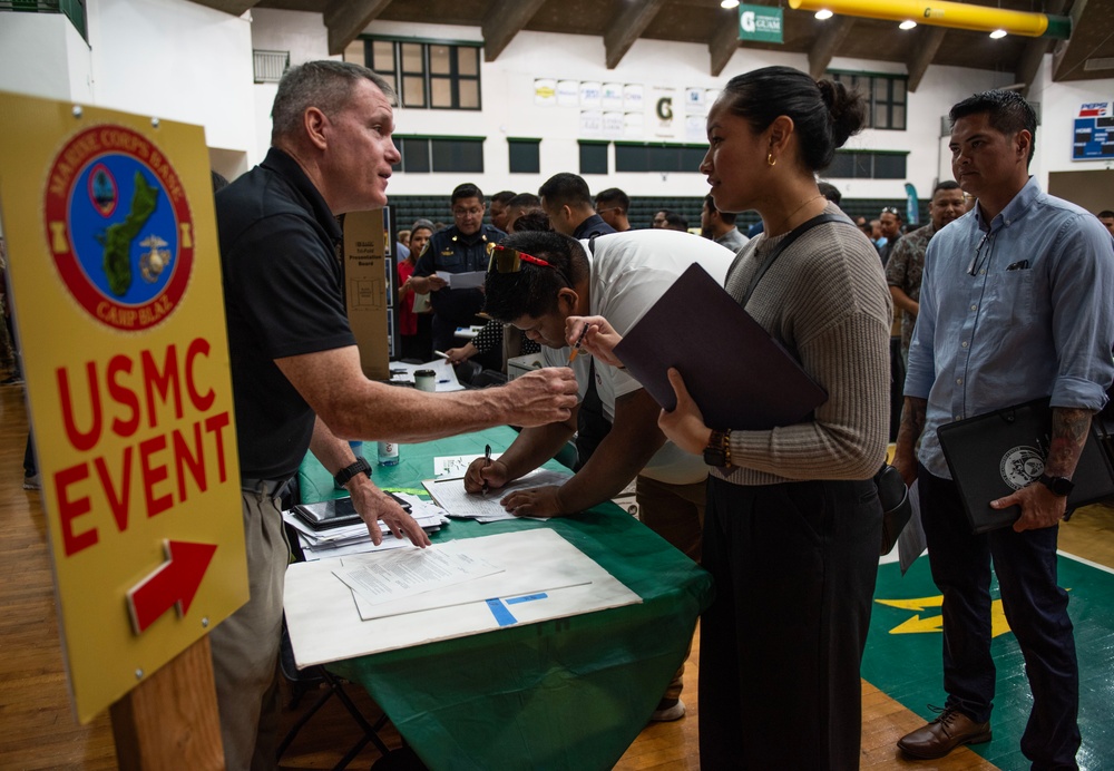 Job Fair Attracts Hundreds of Residents; Military Commands Participate