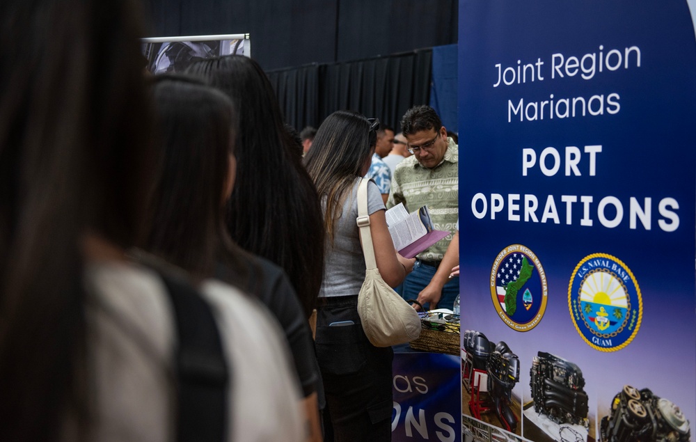Job Fair Attracts Hundreds of Residents; Military Commands Participate