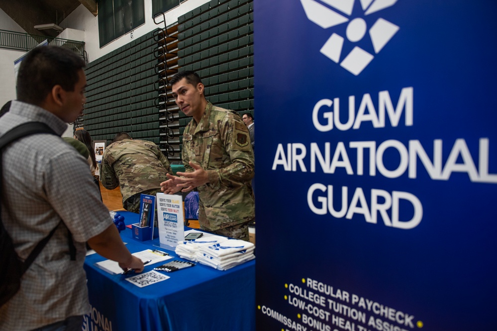 Job Fair Attracts Hundreds of Residents; Military Commands Participate