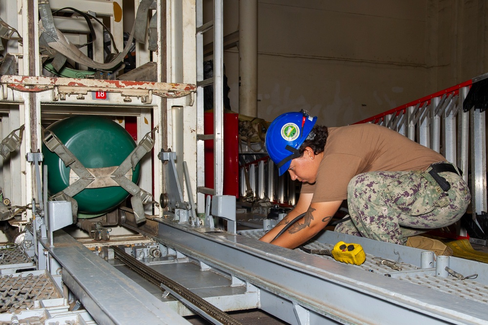 USS Frank Cable Conducts Weapons Handling Training with USS Springfield