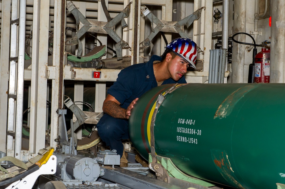 USS Frank Cable Conducts Weapons Handling Training with USS Springfield