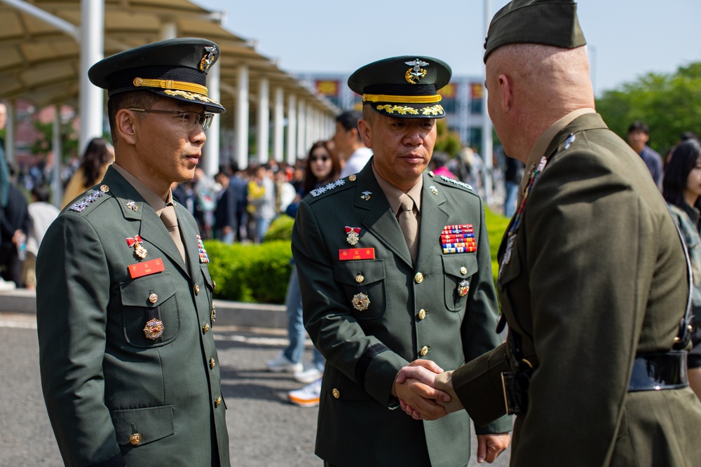 MARFORK Commander visits R.O.K Marine Corps graduation ceremony