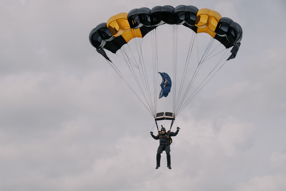 USAPT Golden Knights Parachutist Jump into Kentucky Derby