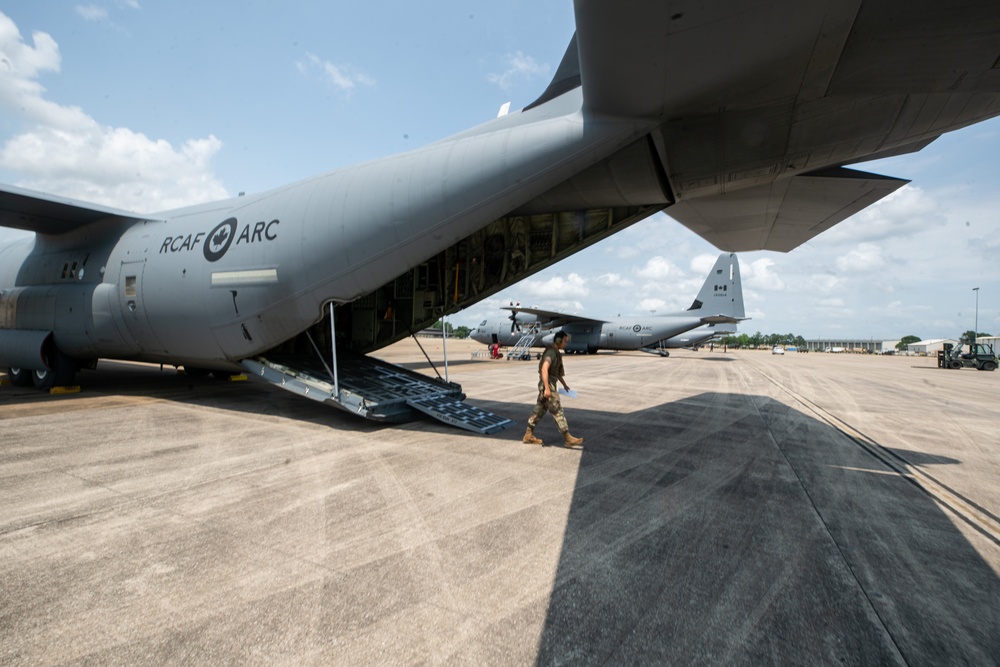 Soldiers with 1st BCT, 10th MTN DIV (LI) conduct joint air haul operations with U.S. Air Force and RCAF