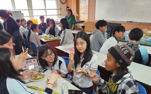Humphreys High School students experience local Korean high school