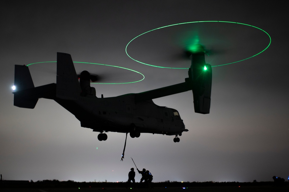 CLB-15, VMM-165 Conduct HST Training at Miramar LHD Pad