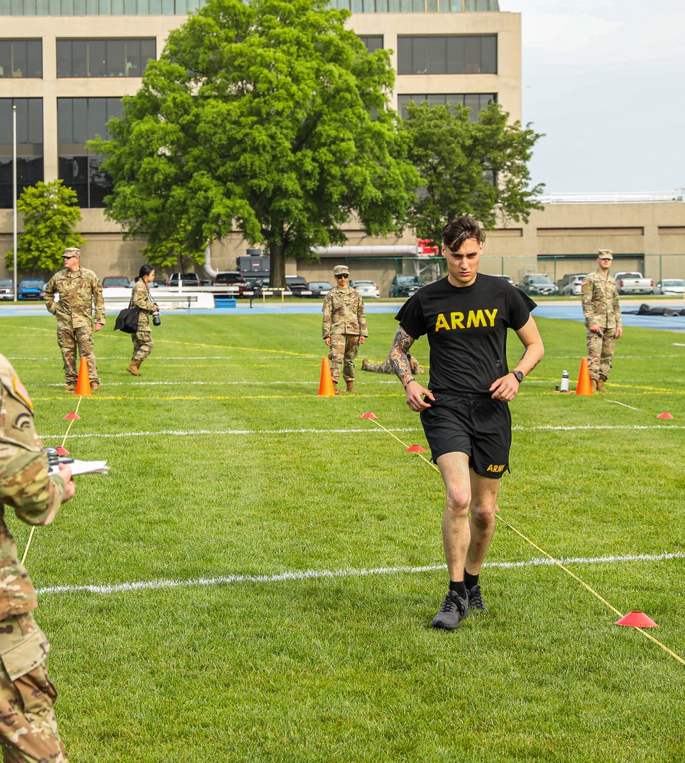 DVIDS - Images - Pennsylvania Army National Guard Soldier Sprinting to ...