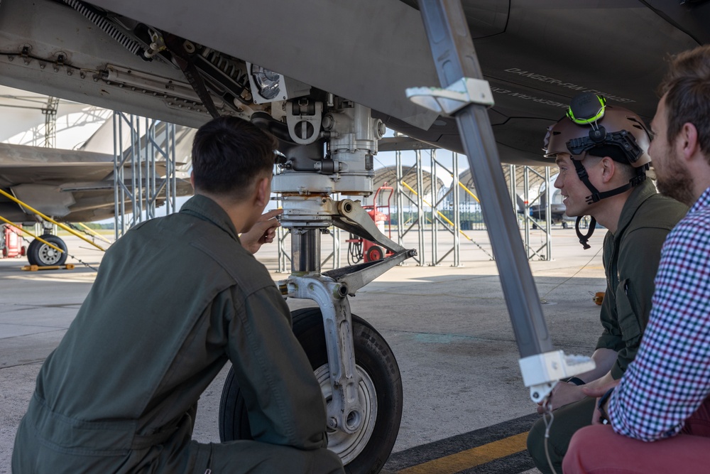 Foreign Leaders visit VMFAT-501