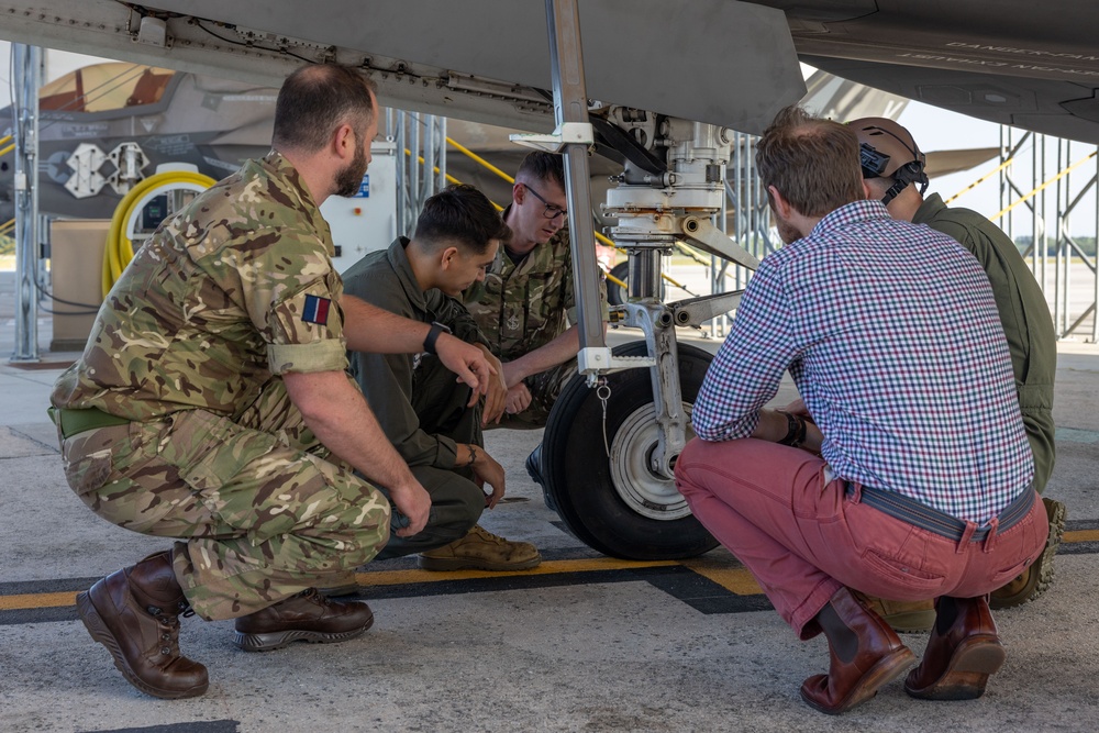 Foreign Leaders visit VMFAT-501