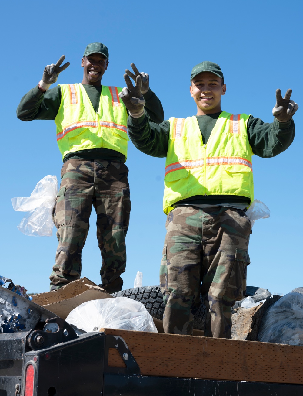 Oregon Youth Challenge students lend a hand with Earth Day clean up