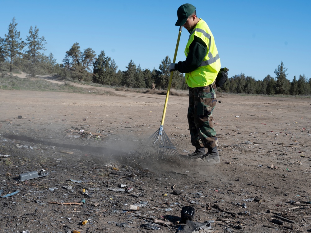 Oregon Youth Challenge students lend a hand with Earth Day clean up