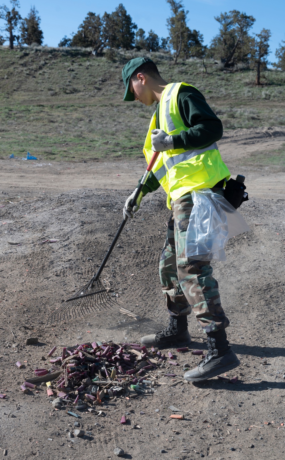 Oregon Youth Challenge students lend a hand with Earth Day clean up