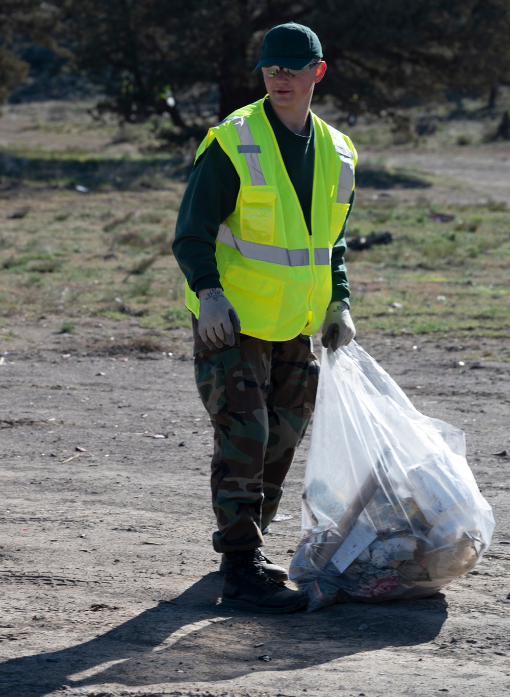 Oregon Youth Challenge students lend a hand with Earth Day clean up