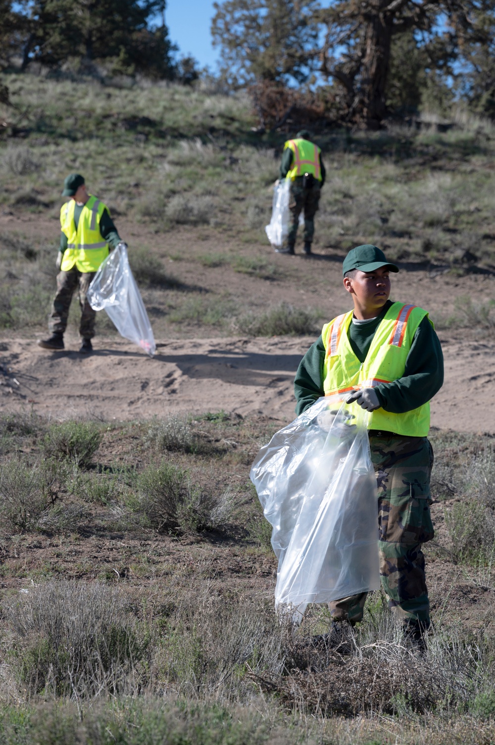 Oregon Youth Challenge students lend a hand with Earth Day clean up