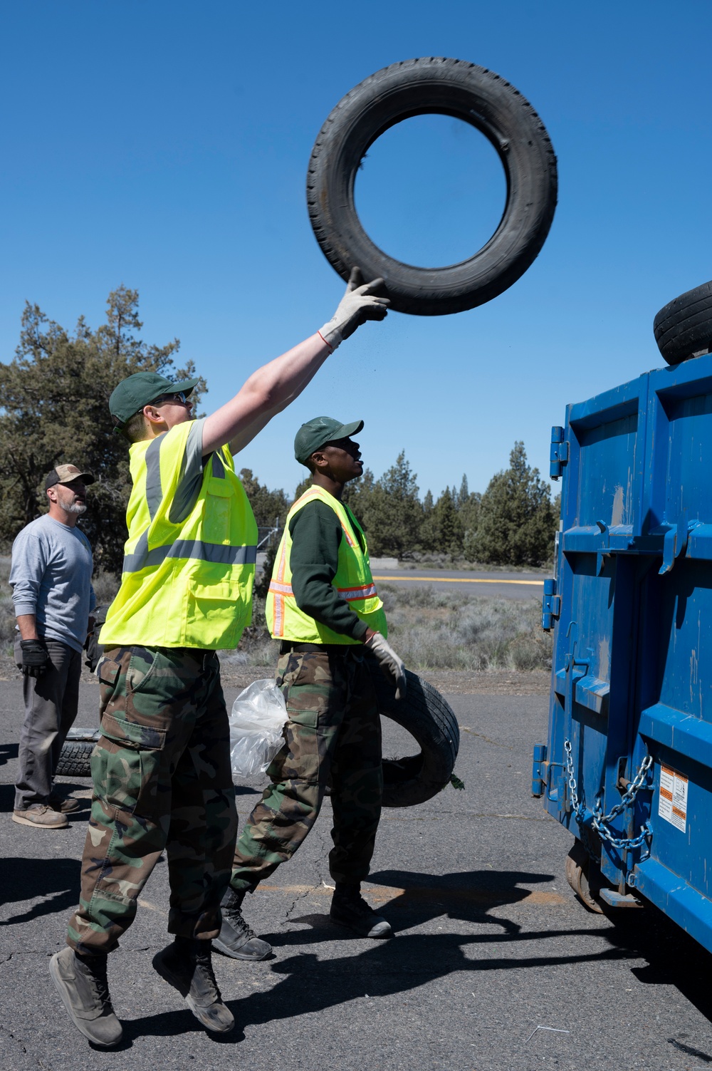 Oregon Youth Challenge students lend a hand with Earth Day clean up