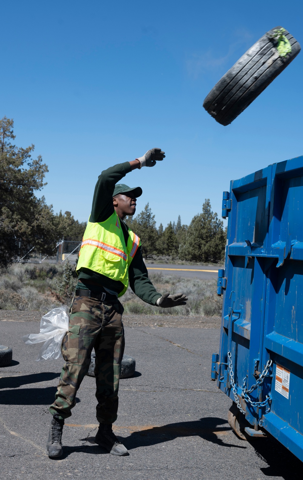 Oregon Youth Challenge students lend a hand with Earth Day clean up