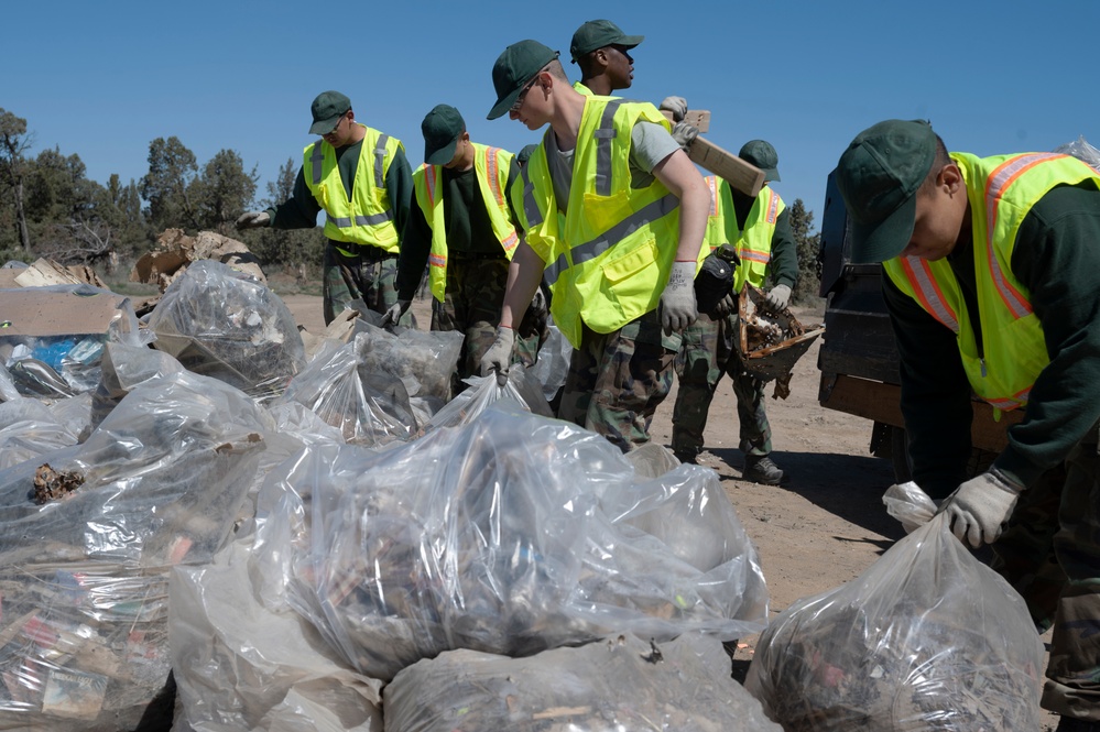 Oregon Youth Challenge students lend a hand with Earth Day clean up