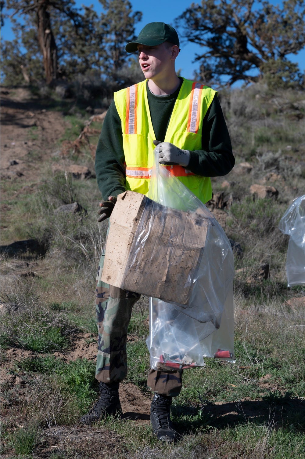 Oregon Youth Challenge students lend a hand with Earth Day clean up