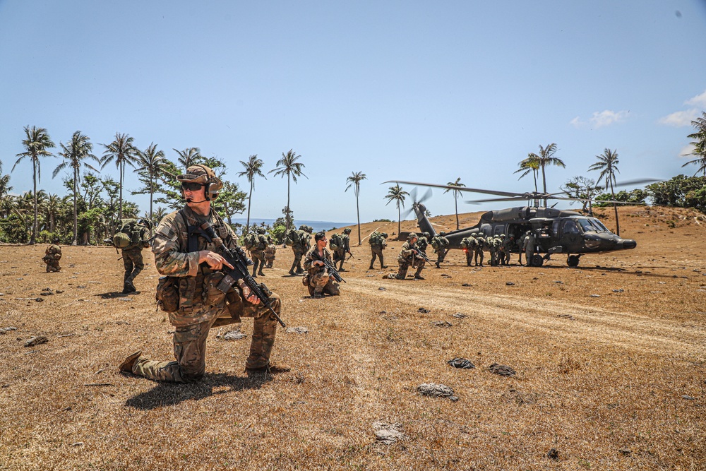 Balikatan 24: 2nd Battalion, 27th Infantry Regiment, 3rd Infantry Brigade Combat Team, 25th Infantry Division conducts cold load operations with 77th Infantry Battalion, 5th Infantry Division