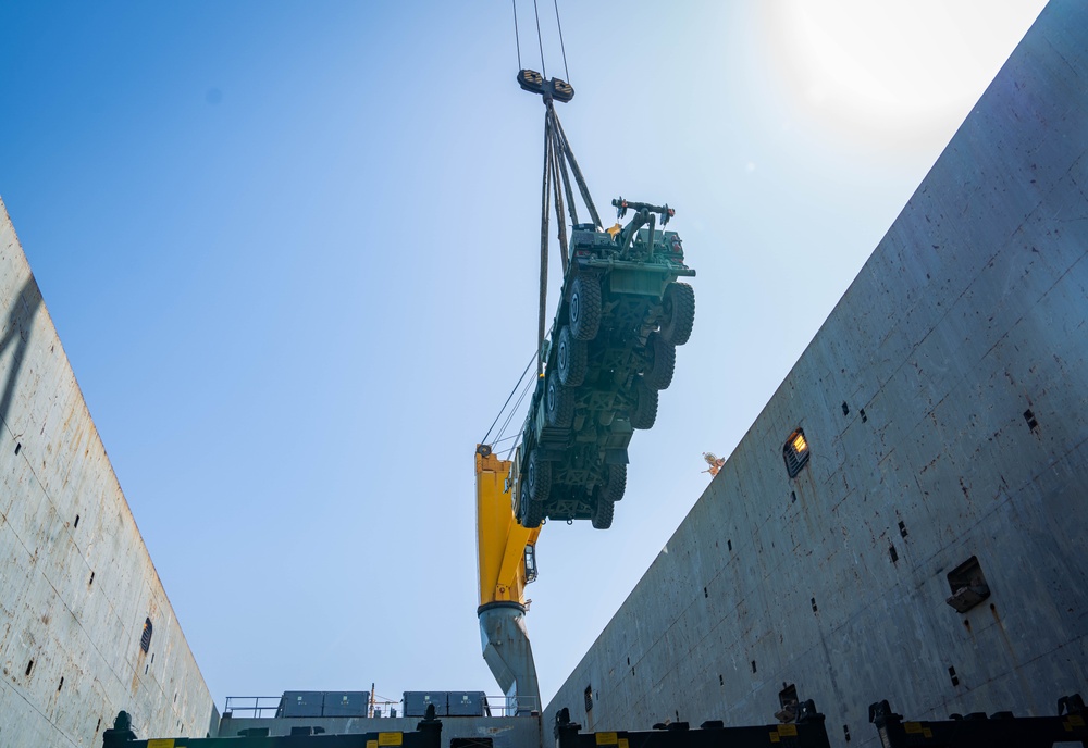 2nd Marine Logistics Group Merchant Vessel Offload