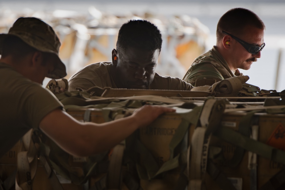 Aerial porters load cargo onto C-17