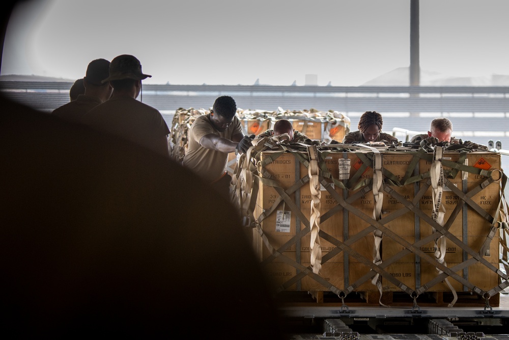 Aerial porters load cargo onto C-17