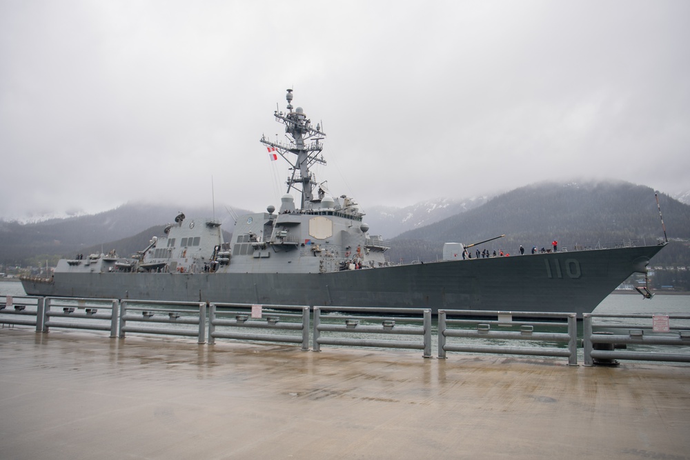 DVIDS - Images - USS William P. Lawrence (DDG 110) Gets Underway [Image ...