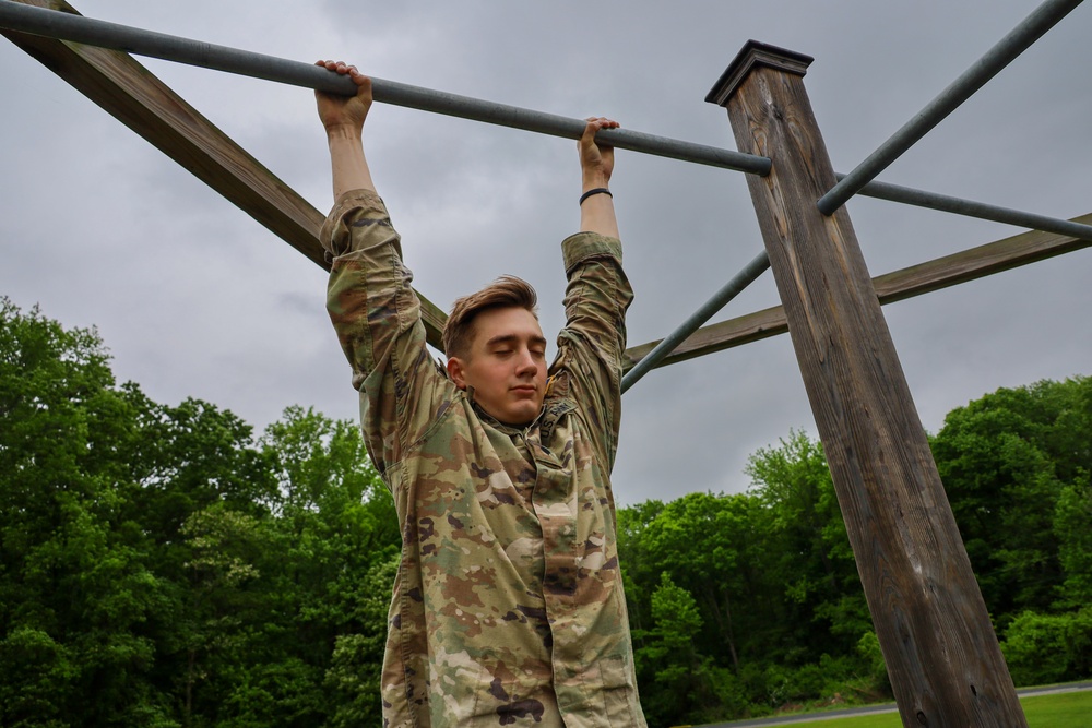 Virginia Army National Guard Soldier Dead Hangs for the Valor Run in the Region II Best Warrior Competition