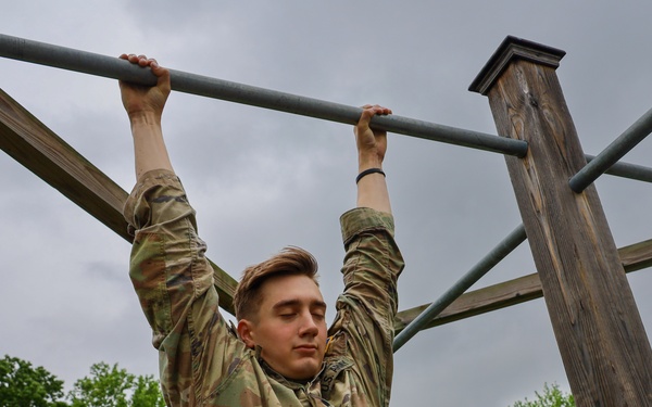 Virginia Army National Guard Soldier Dead Hangs for the Valor Run in the Region II Best Warrior Competition