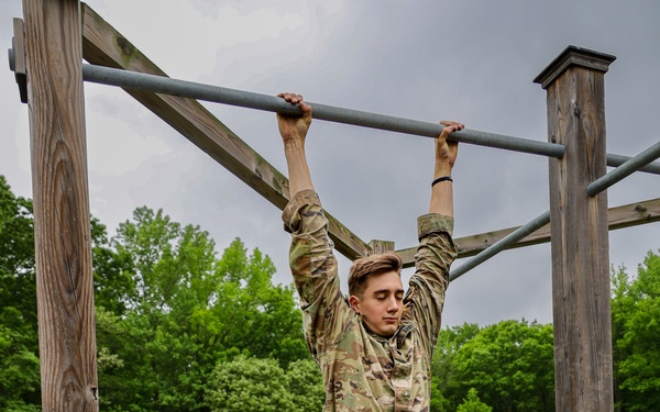 Virginia Army National Guard Soldier Dead Hangs for the Valor Run in the Region II Best Warrior Competition