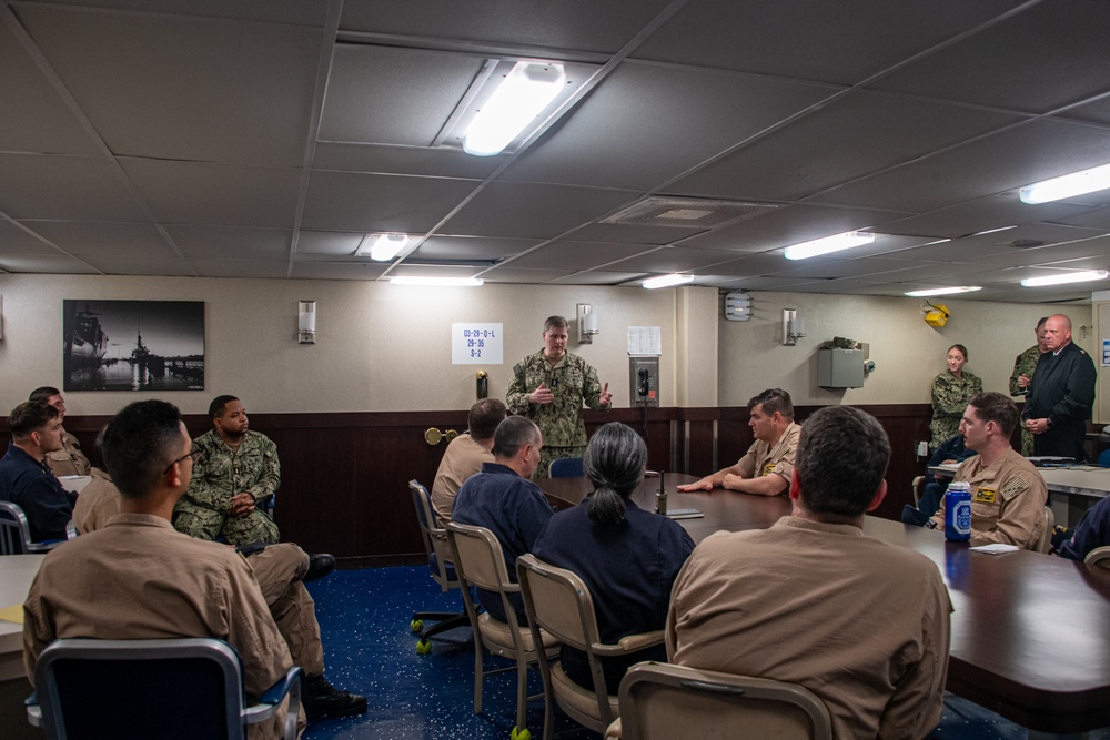 USS Rushmore (LSD 47) hosts Vice Adm. Kacher, Commander, U.S. 7th Fleet
