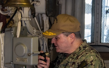 USS Rushmore (LSD 47) hosts Vice Adm. Kacher, Commander, U.S. 7th Fleet