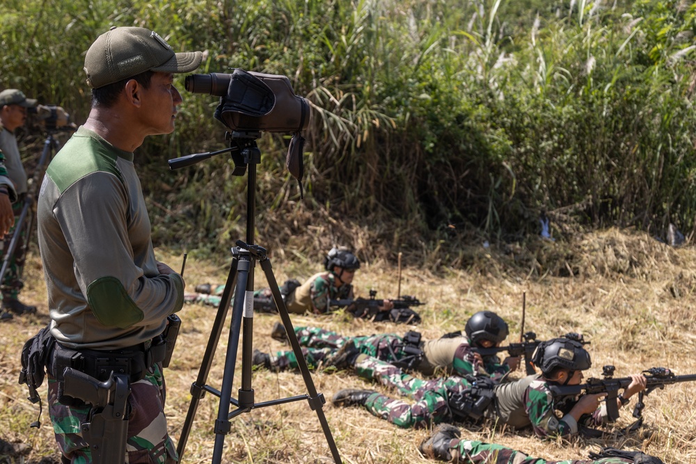 Members of Indonesian Korps Marinir, 1st Recon Bn. Marines conduct live-fire range