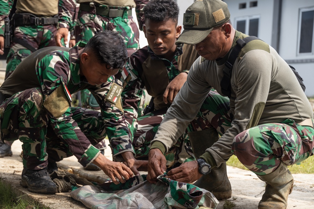 Indonesian Korps Marinir, 1st Recon Bn. Marines exchange casualty care practices