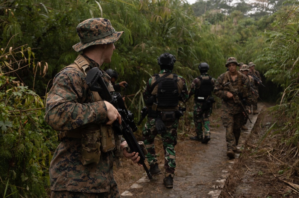 Indonesian Korps Marinir, 1st Recon Bn. Marines exchange casualty care practices