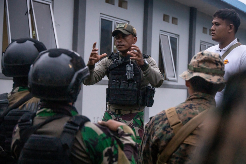 Indonesian Korps Marinir, 1st Recon Bn. Marines exchange casualty care practices