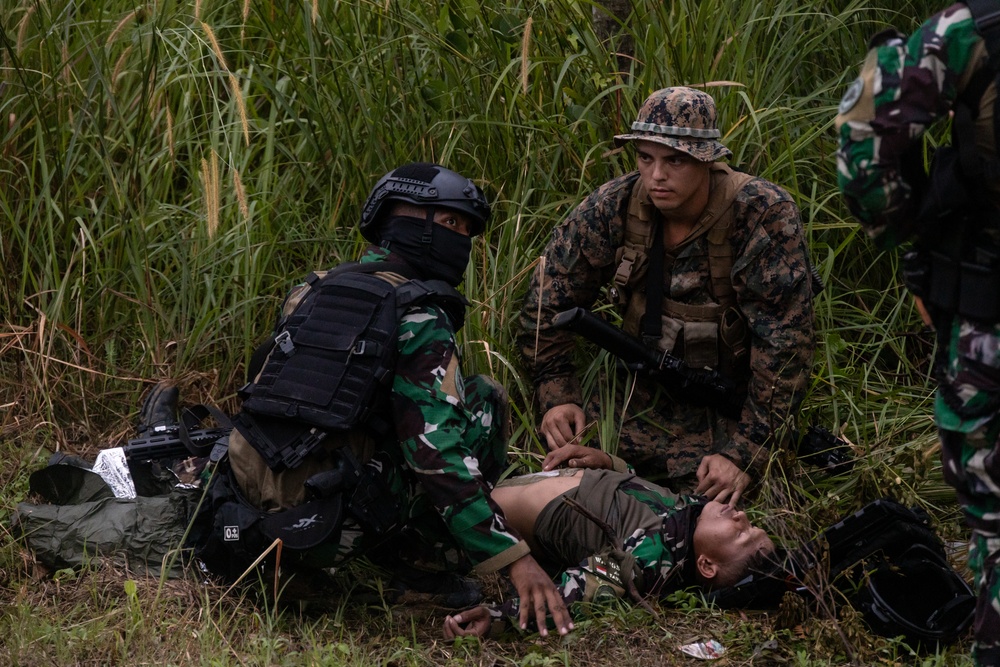 Indonesian Korps Marinir, 1st Recon Bn. Marines exchange casualty care practices