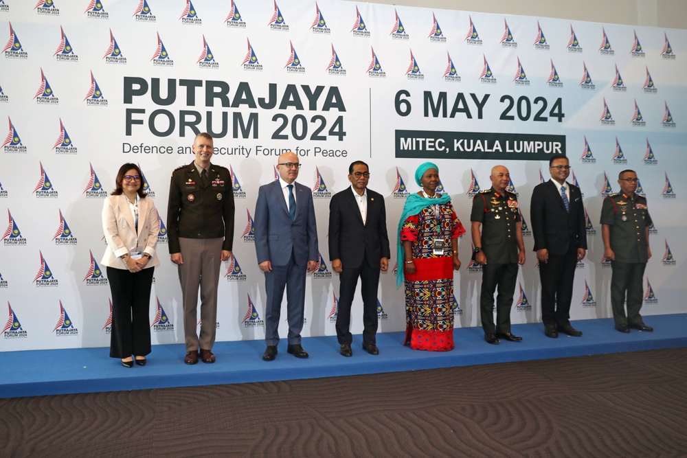 Guard Bureau chief promotes partnerships at Defense Services Asia exhibition
