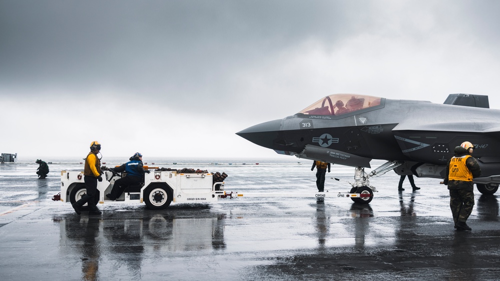 George Washington conducts Rainy Flight Operations
