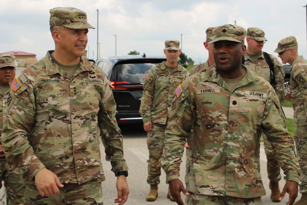 III Armored Corps Commanding General conducts battlefield circulation