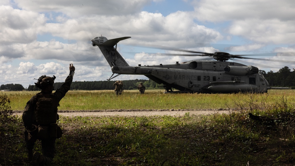 WSP ARG-24th MEU Conducts Amphibious Assault During COMPTUEX