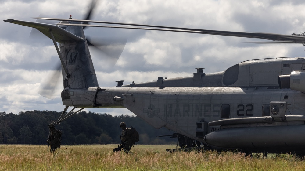 WSP ARG-24th MEU Conducts Amphibious Assault During COMPTUEX